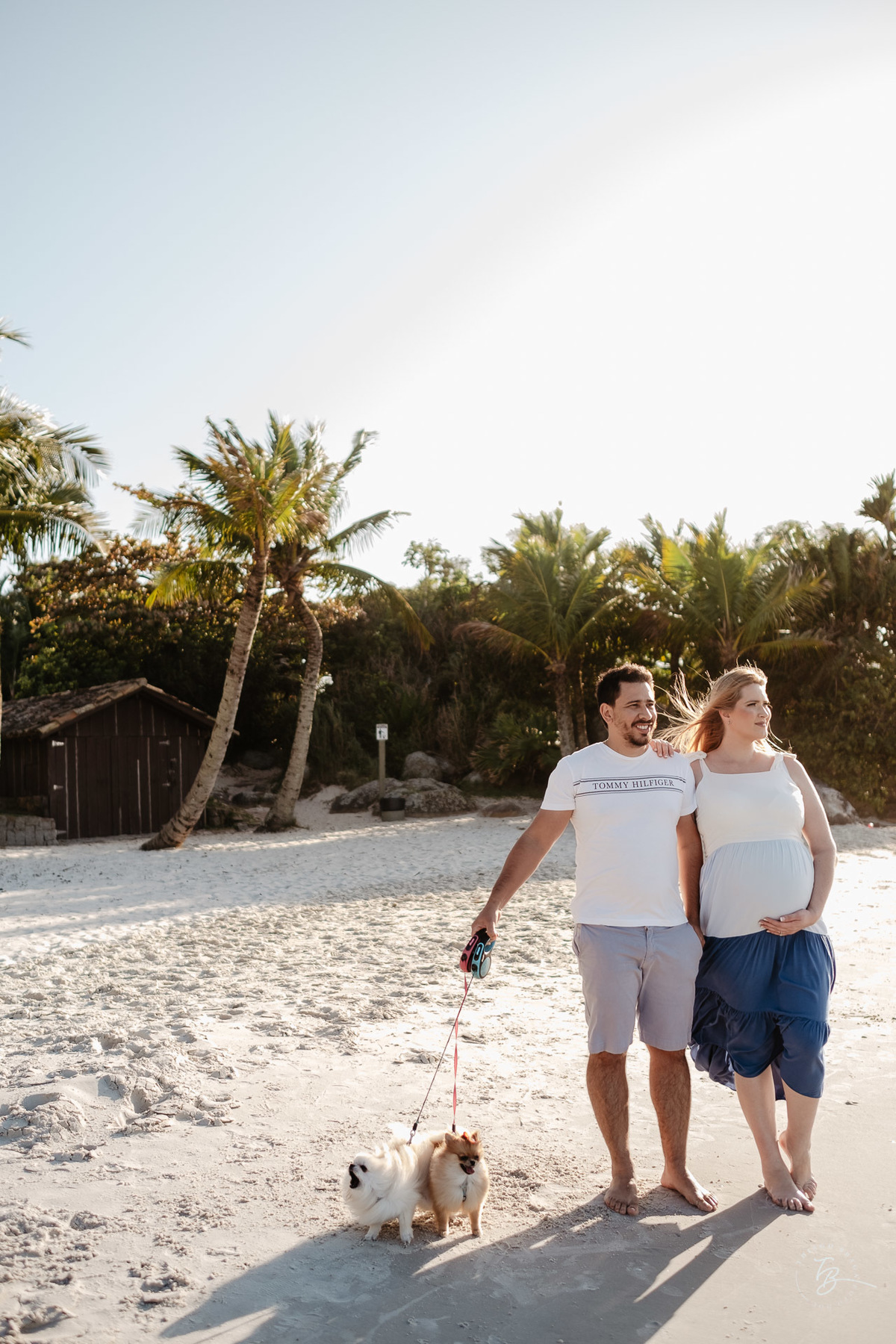 ensaio gestante da espera pelo Miguel, em um pô do Sol na praia de Canasjurê em Florianópolis/Sc por Thiago Braga fotografia. 