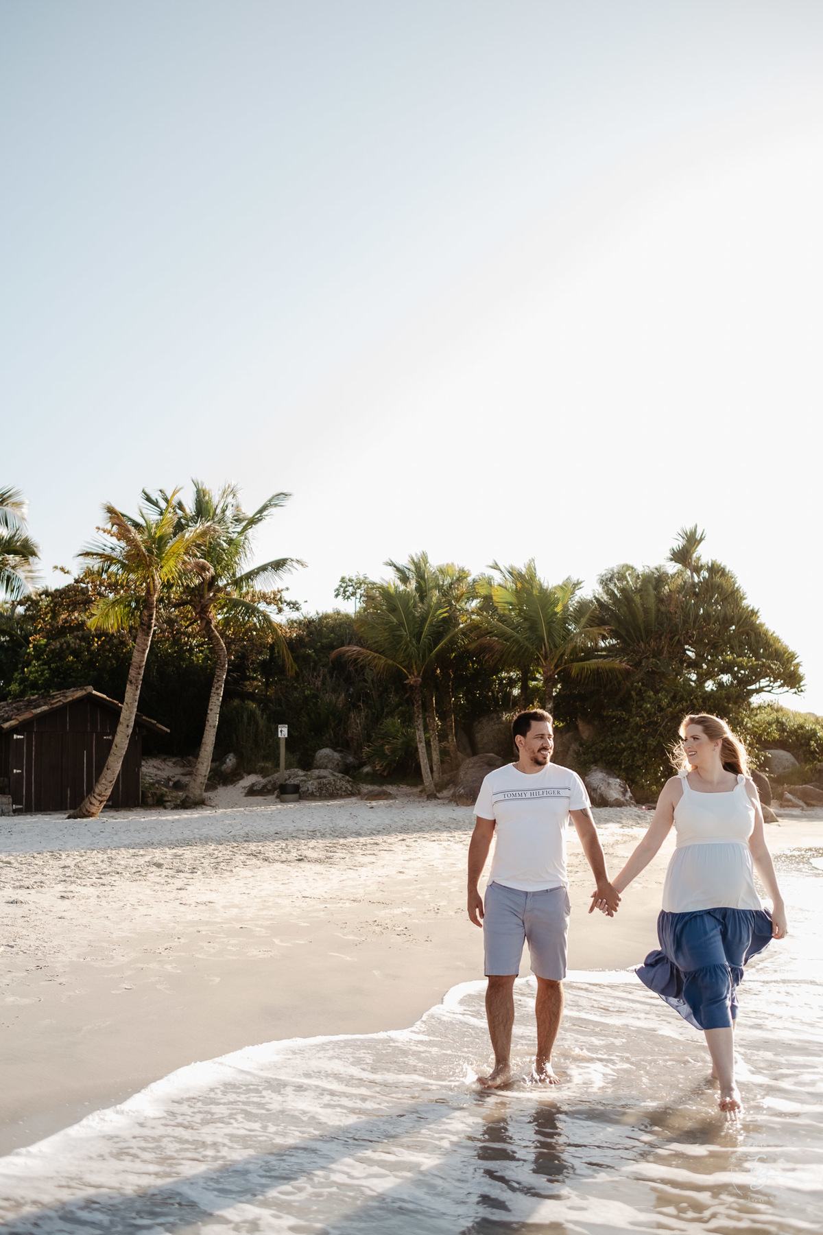 ensaio gestante da espera pelo Miguel, em um pô do Sol na praia de Canasjurê em Florianópolis/Sc por Thiago Braga fotografia. 