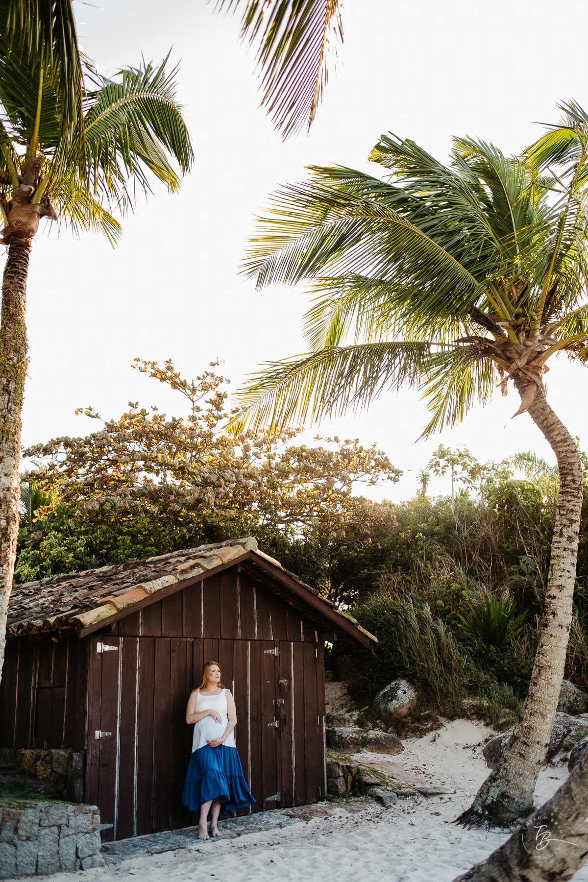 ensaio gestante da espera pelo Miguel, em um pô do Sol na praia de Canasjurê em Florianópolis/Sc por Thiago Braga fotografia. 