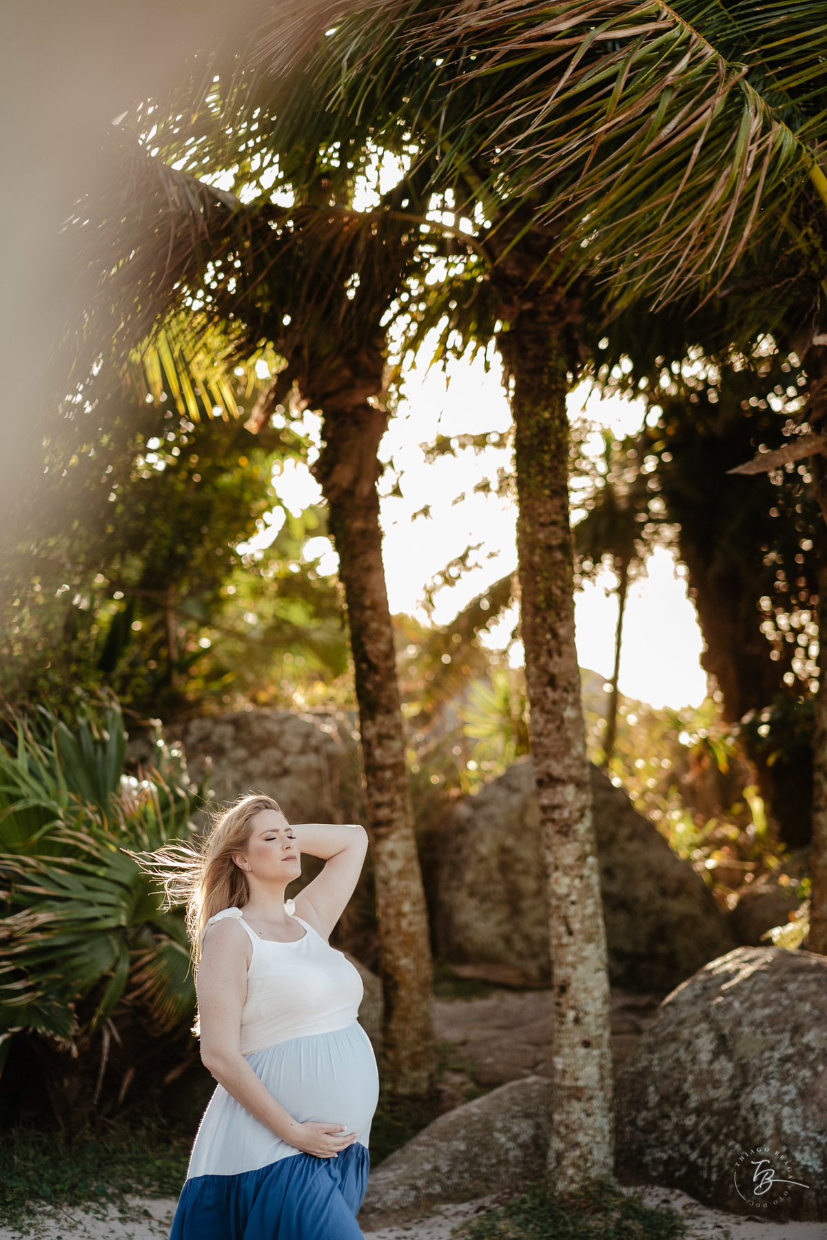 ensaio gestante da espera pelo Miguel, em um pô do Sol na praia de Canasjurê em Florianópolis/Sc por Thiago Braga fotografia. 