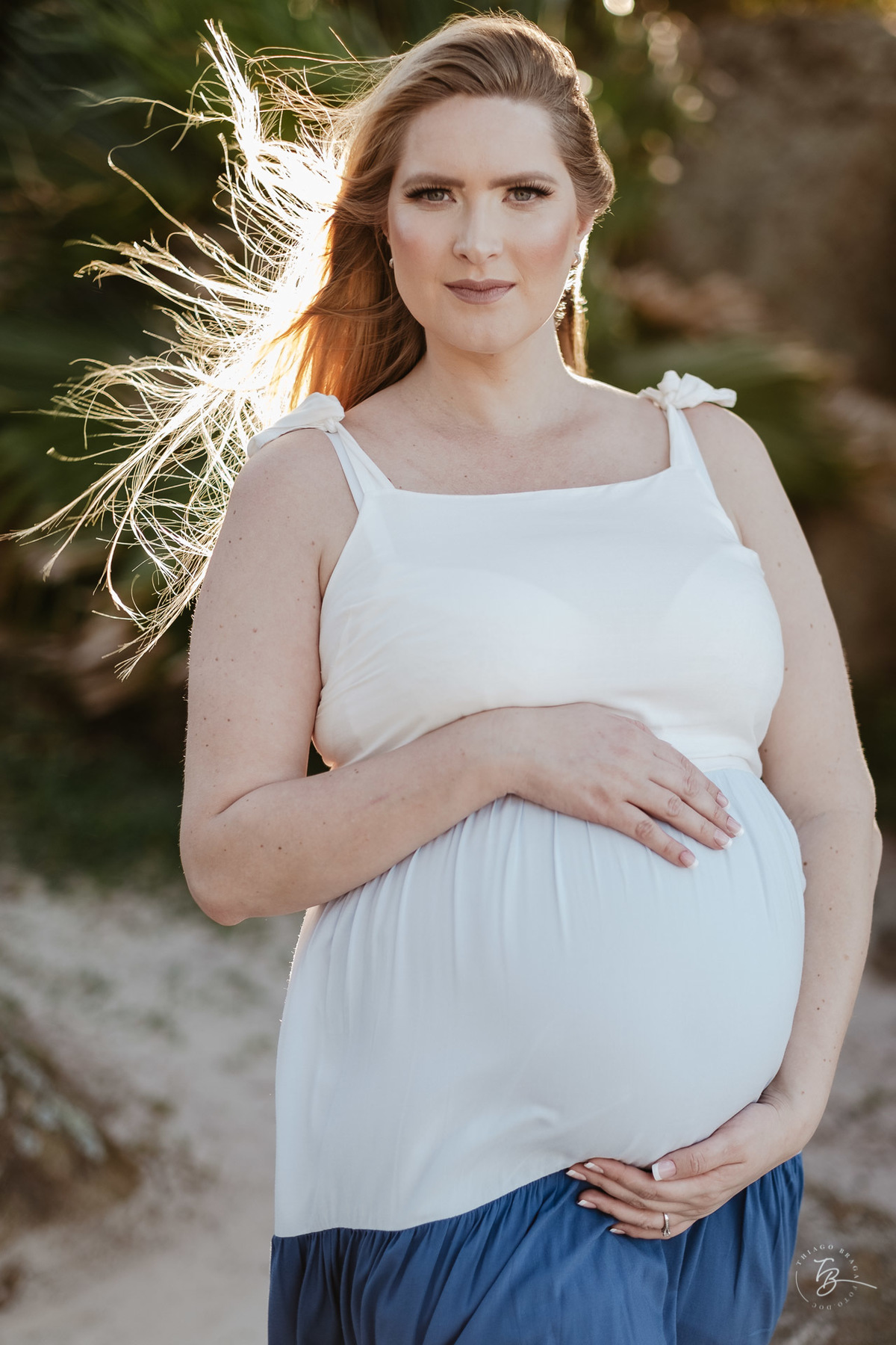 ensaio gestante da espera pelo Miguel, em um pô do Sol na praia de Canasjurê em Florianópolis/Sc por Thiago Braga fotografia. 