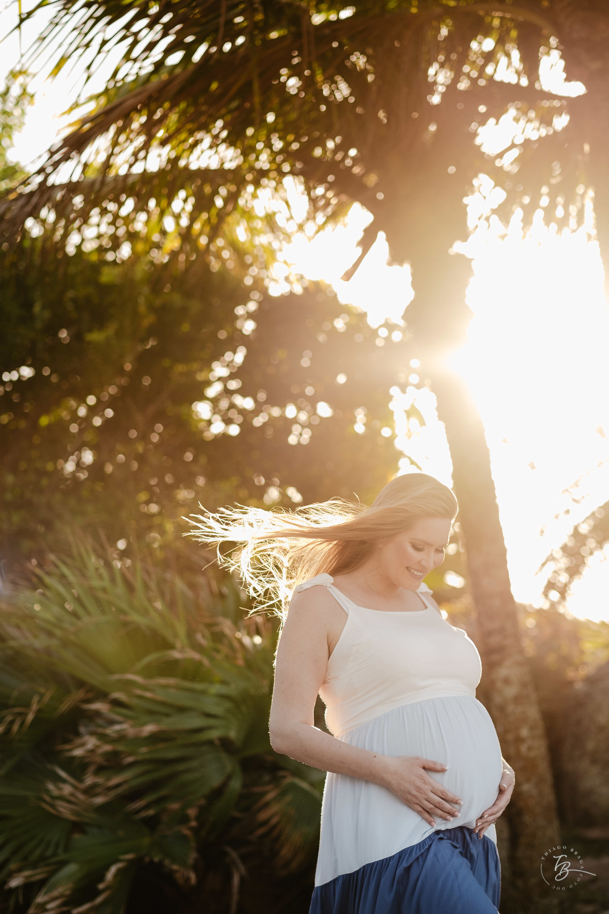 ensaio gestante da espera pelo Miguel, em um pô do Sol na praia de Canasjurê em Florianópolis/Sc por Thiago Braga fotografia. 