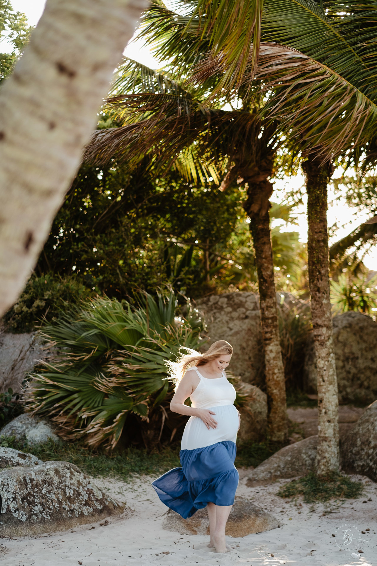 ensaio gestante da espera pelo Miguel, em um pô do Sol na praia de Canasjurê em Florianópolis/Sc por Thiago Braga fotografia. 