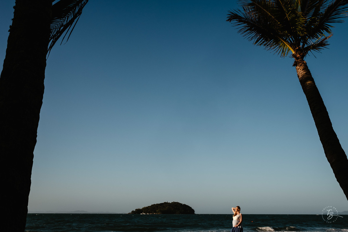 ensaio gestante da espera pelo Miguel, em um pô do Sol na praia de Canasjurê em Florianópolis/Sc por Thiago Braga fotografia. 