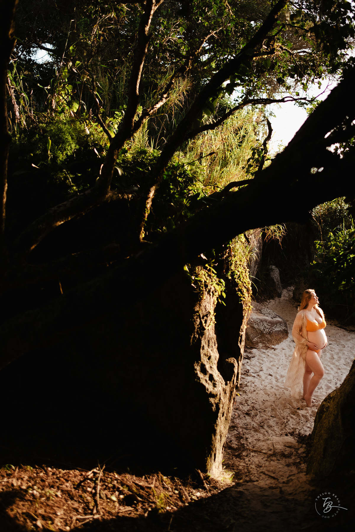 ensaio gestante da espera pelo Miguel, em um pô do Sol na praia de Canasjurê em Florianópolis/Sc por Thiago Braga fotografia. 