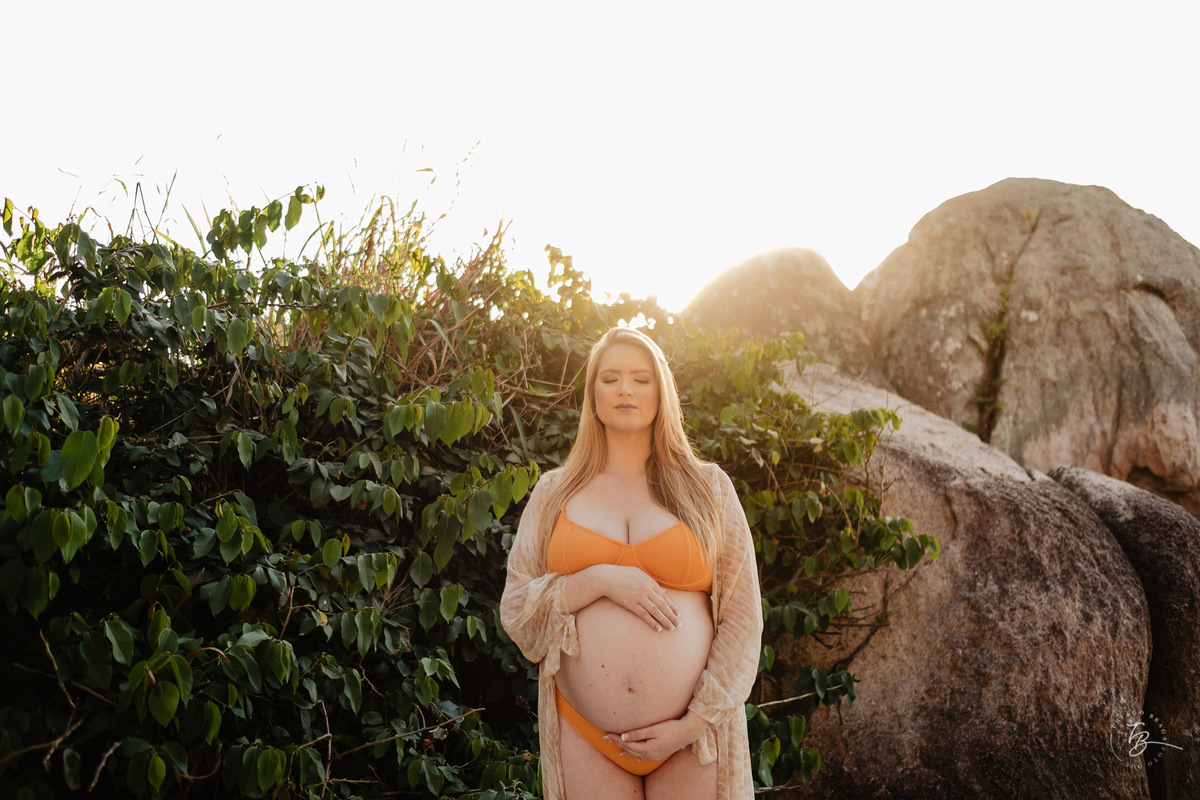 ensaio gestante da espera pelo Miguel, em um pô do Sol na praia de Canasjurê em Florianópolis/Sc por Thiago Braga fotografia. 