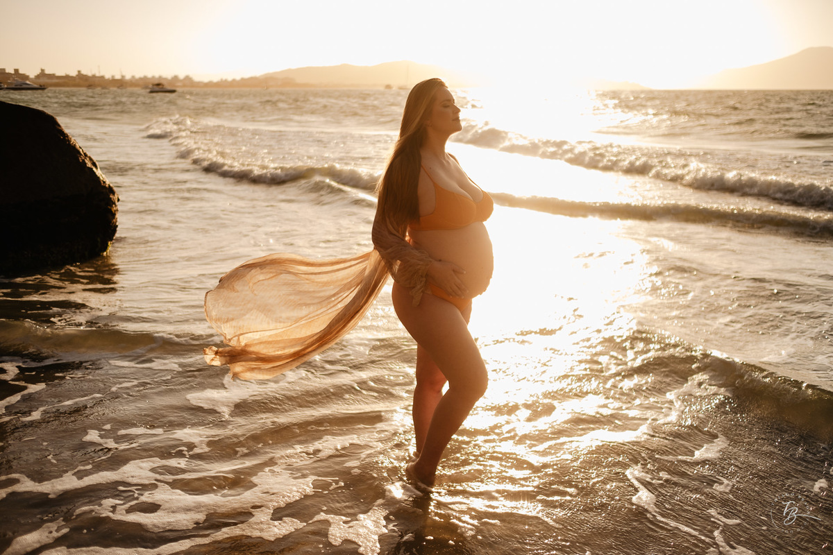 ensaio gestante da espera pelo Miguel, em um pô do Sol na praia de Canasjurê em Florianópolis/Sc por Thiago Braga fotografia. 