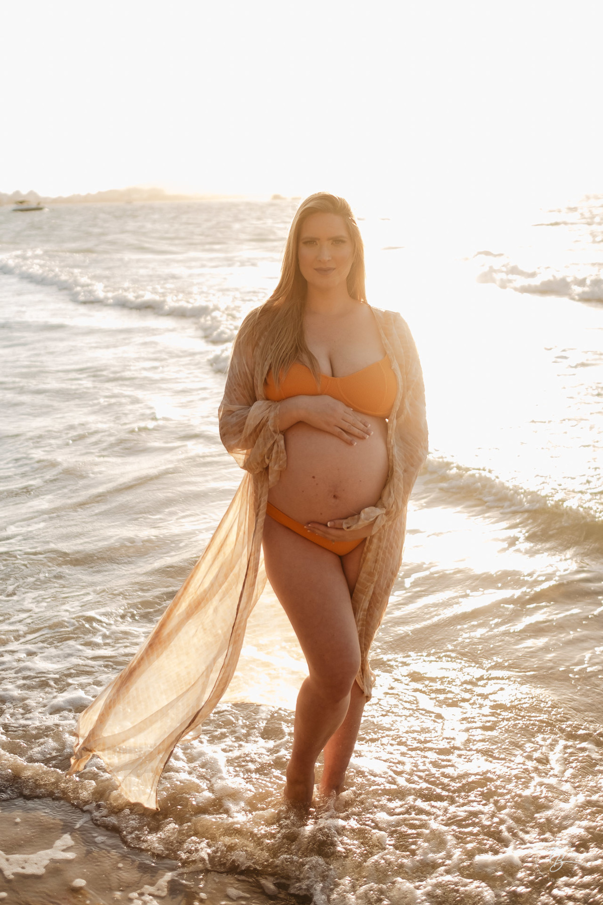 ensaio gestante da espera pelo Miguel, em um pô do Sol na praia de Canasjurê em Florianópolis/Sc por Thiago Braga fotografia. 