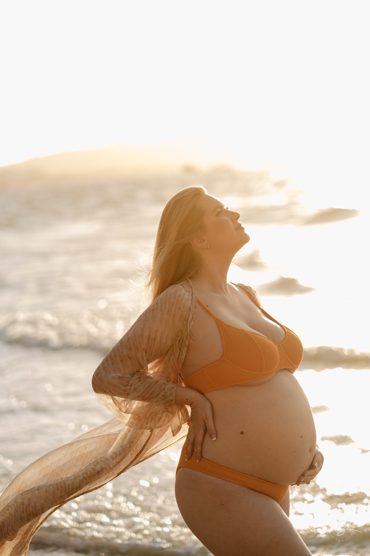 ensaio gestante da espera pelo Miguel, em um pô do Sol na praia de Canasjurê em Florianópolis/Sc por Thiago Braga fotografia. 