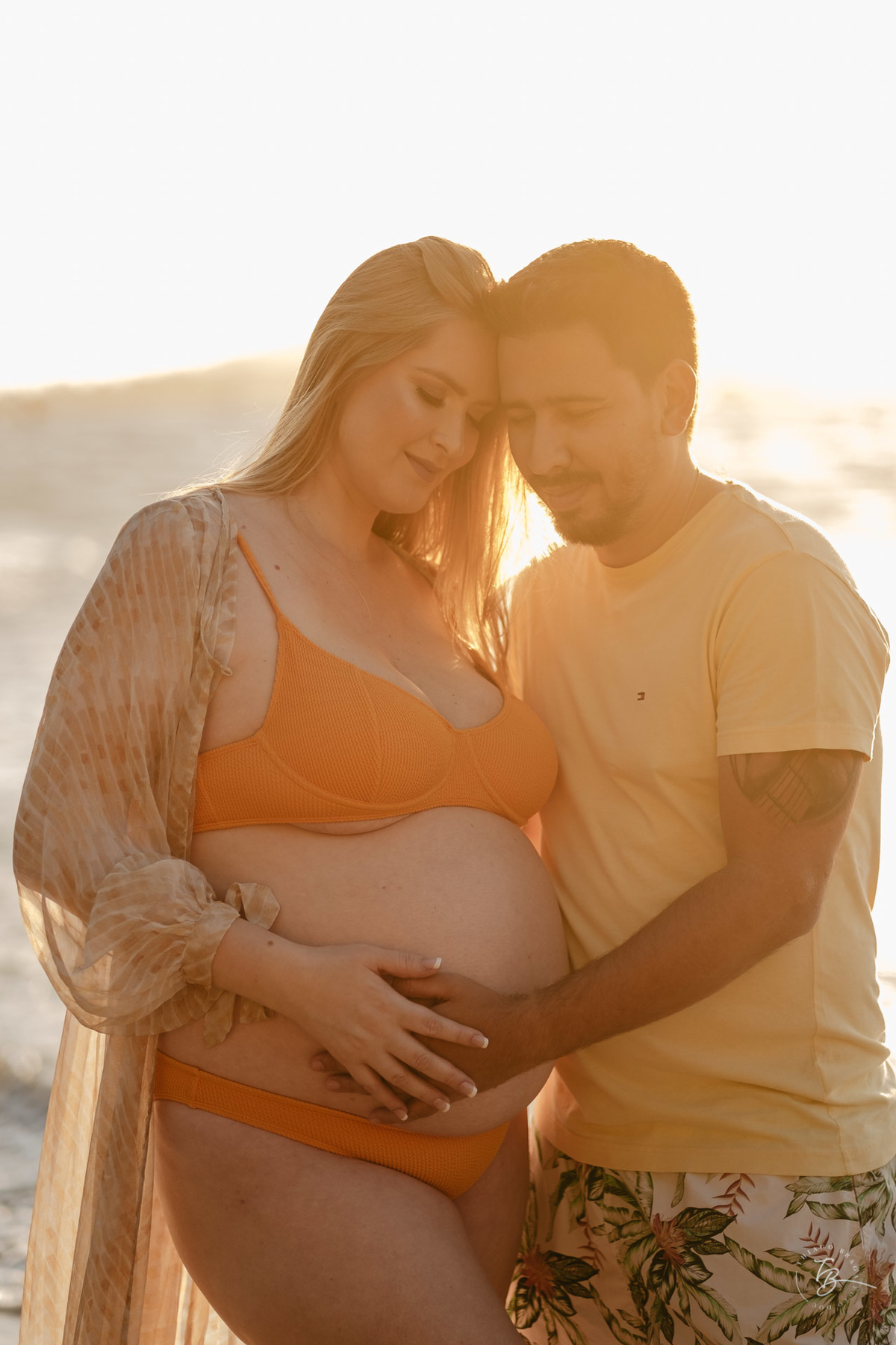 ensaio gestante da espera pelo Miguel, em um pô do Sol na praia de Canasjurê em Florianópolis/Sc por Thiago Braga fotografia. 