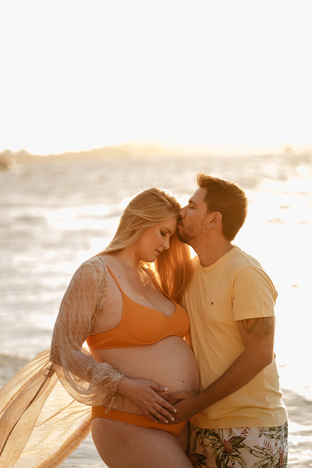 ensaio gestante da espera pelo Miguel, em um pô do Sol na praia de Canasjurê em Florianópolis/Sc por Thiago Braga fotografia. 