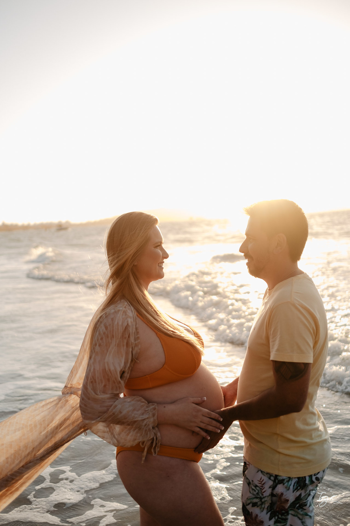 ensaio gestante da espera pelo Miguel, em um pô do Sol na praia de Canasjurê em Florianópolis/Sc por Thiago Braga fotografia. 