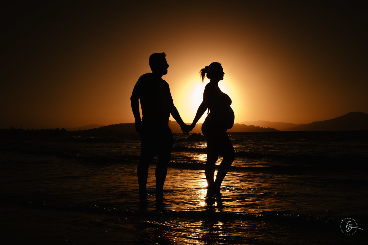 ensaio gestante da espera pelo Miguel, em um pô do Sol na praia de Canasjurê em Florianópolis/Sc por Thiago Braga fotografia. 