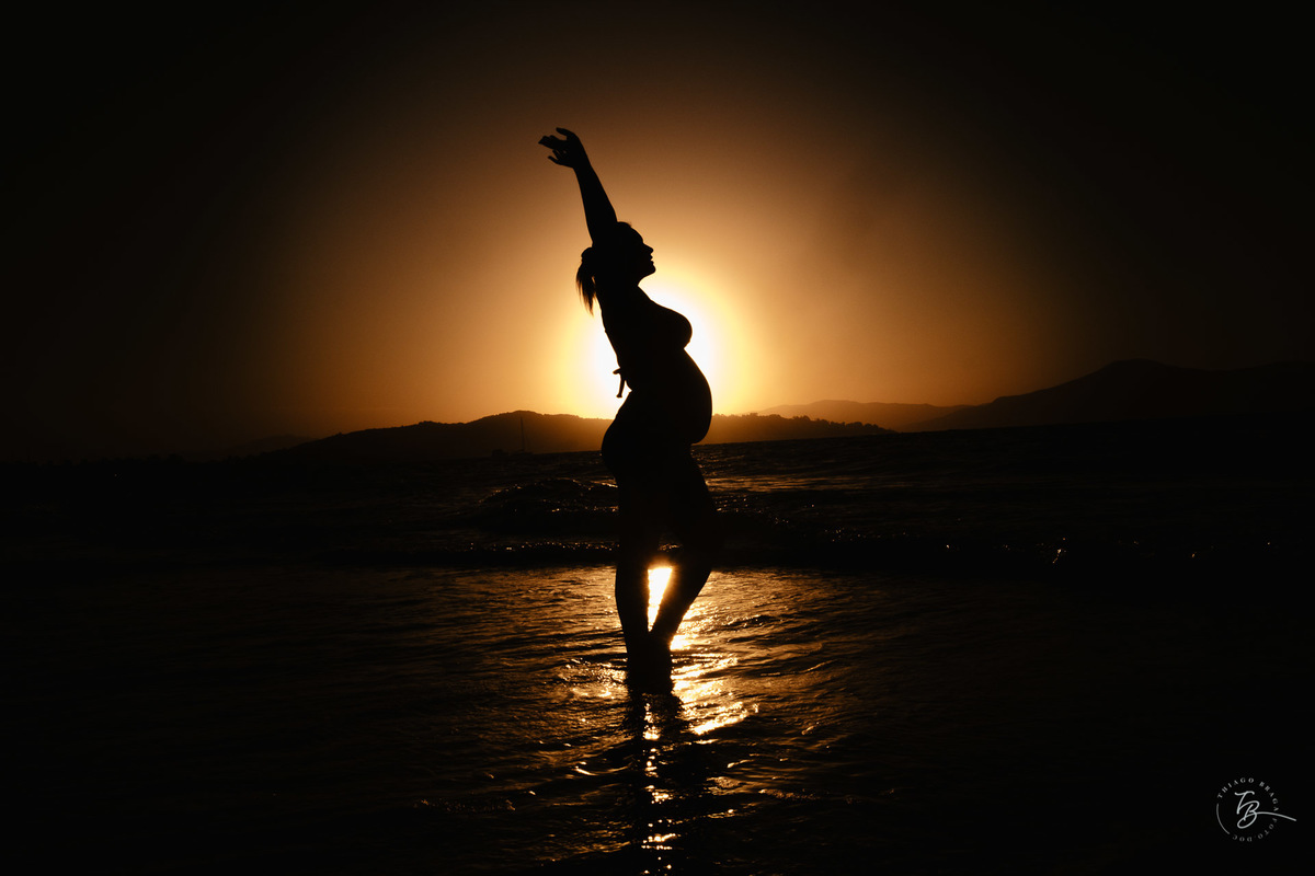 ensaio gestante da espera pelo Miguel, em um pô do Sol na praia de Canasjurê em Florianópolis/Sc por Thiago Braga fotografia. 