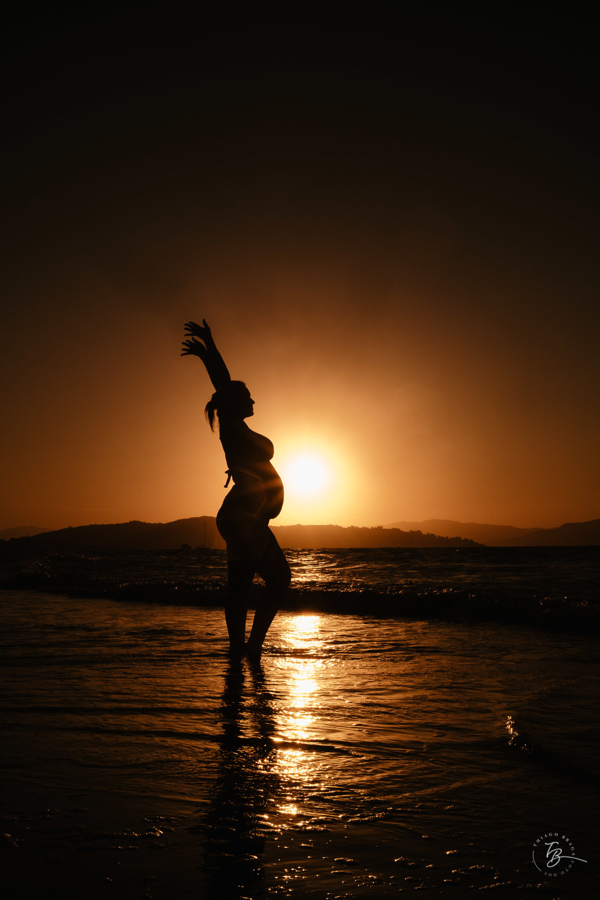 ensaio gestante da espera pelo Miguel, em um pô do Sol na praia de Canasjurê em Florianópolis/Sc por Thiago Braga fotografia. 