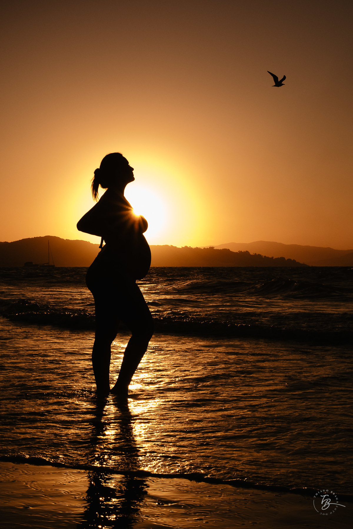 ensaio gestante da espera pelo Miguel, em um pô do Sol na praia de Canasjurê em Florianópolis/Sc por Thiago Braga fotografia. 