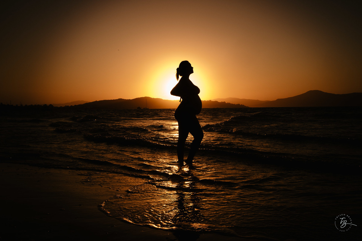 ensaio gestante da espera pelo Miguel, em um pô do Sol na praia de Canasjurê em Florianópolis/Sc por Thiago Braga fotografia. 