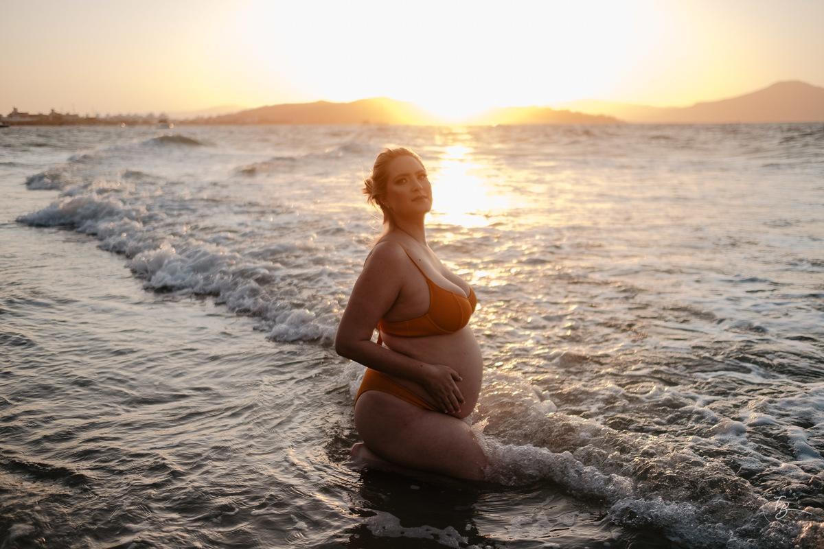 ensaio gestante da espera pelo Miguel, em um pô do Sol na praia de Canasjurê em Florianópolis/Sc por Thiago Braga fotografia. 