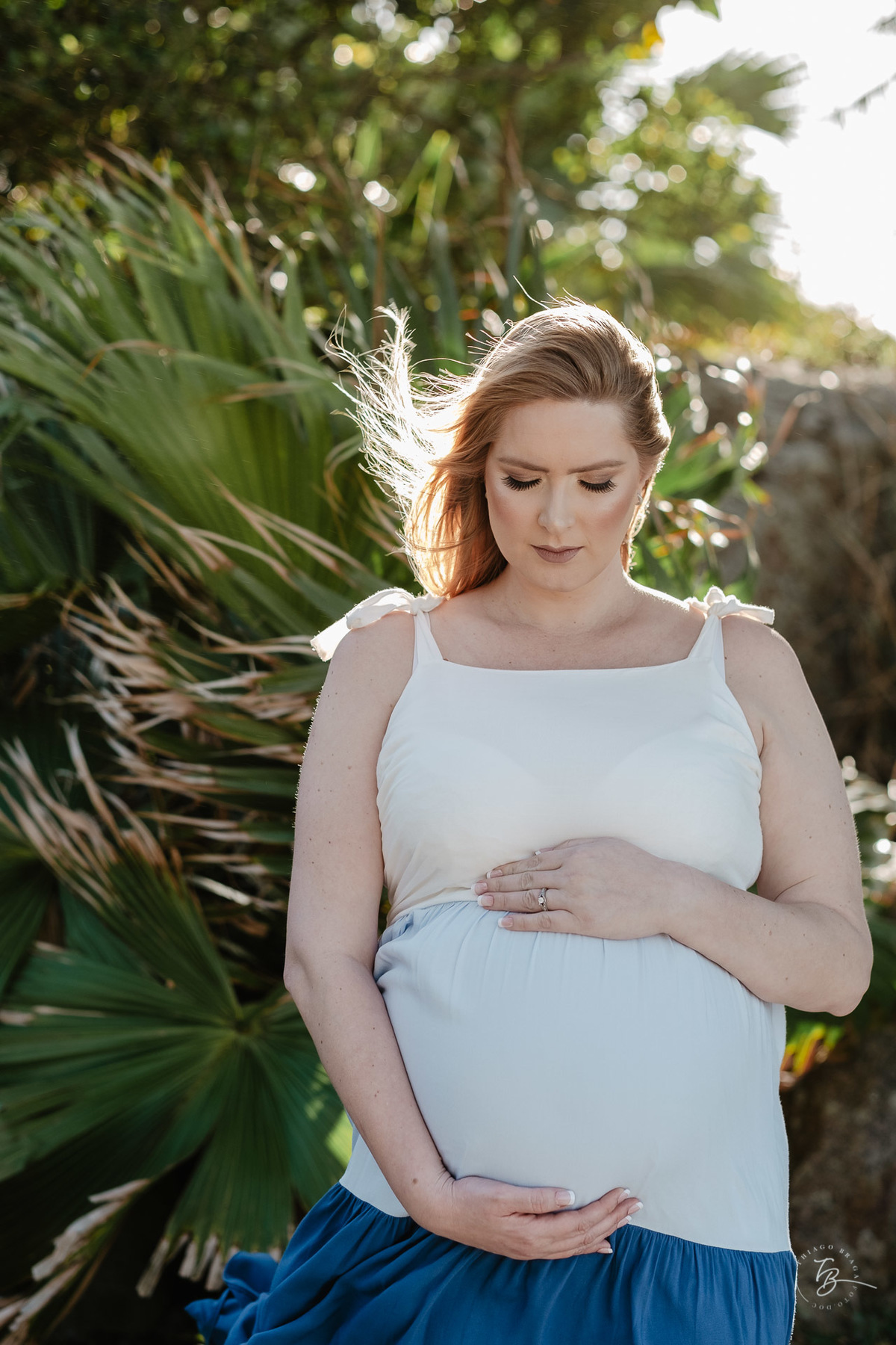 ensaio gestante da espera pelo Miguel, em um pô do Sol na praia de Canasjurê em Florianópolis/Sc por Thiago Braga fotografia. 
