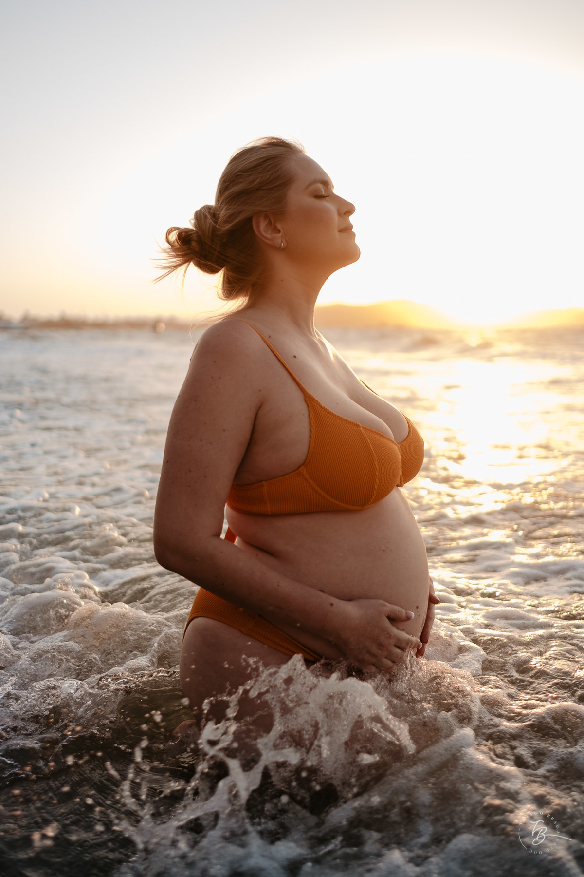 ensaio gestante da espera pelo Miguel, em um pô do Sol na praia de Canasjurê em Florianópolis/Sc por Thiago Braga fotografia. 