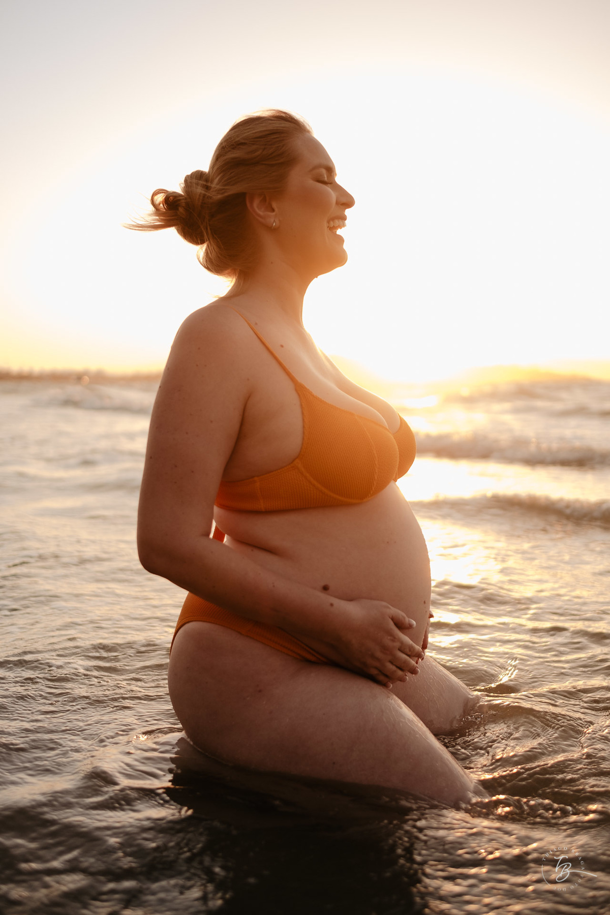 ensaio gestante da espera pelo Miguel, em um pô do Sol na praia de Canasjurê em Florianópolis/Sc por Thiago Braga fotografia. 