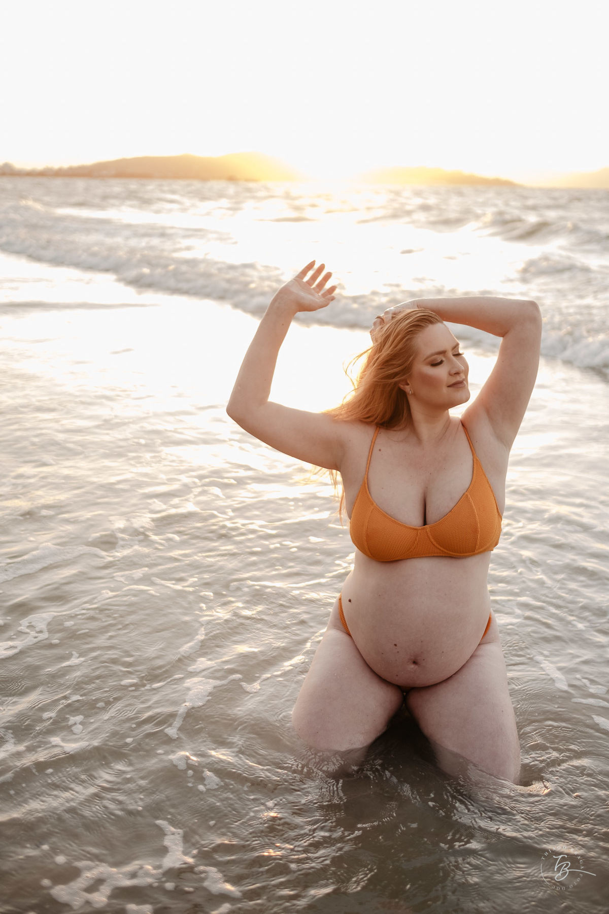 ensaio gestante da espera pelo Miguel, em um pô do Sol na praia de Canasjurê em Florianópolis/Sc por Thiago Braga fotografia. 