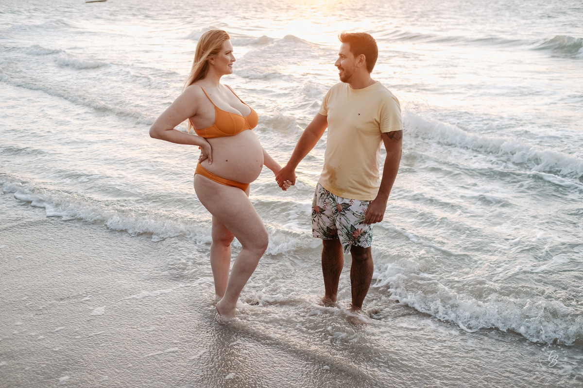 ensaio gestante da espera pelo Miguel, em um pô do Sol na praia de Canasjurê em Florianópolis/Sc por Thiago Braga fotografia. 