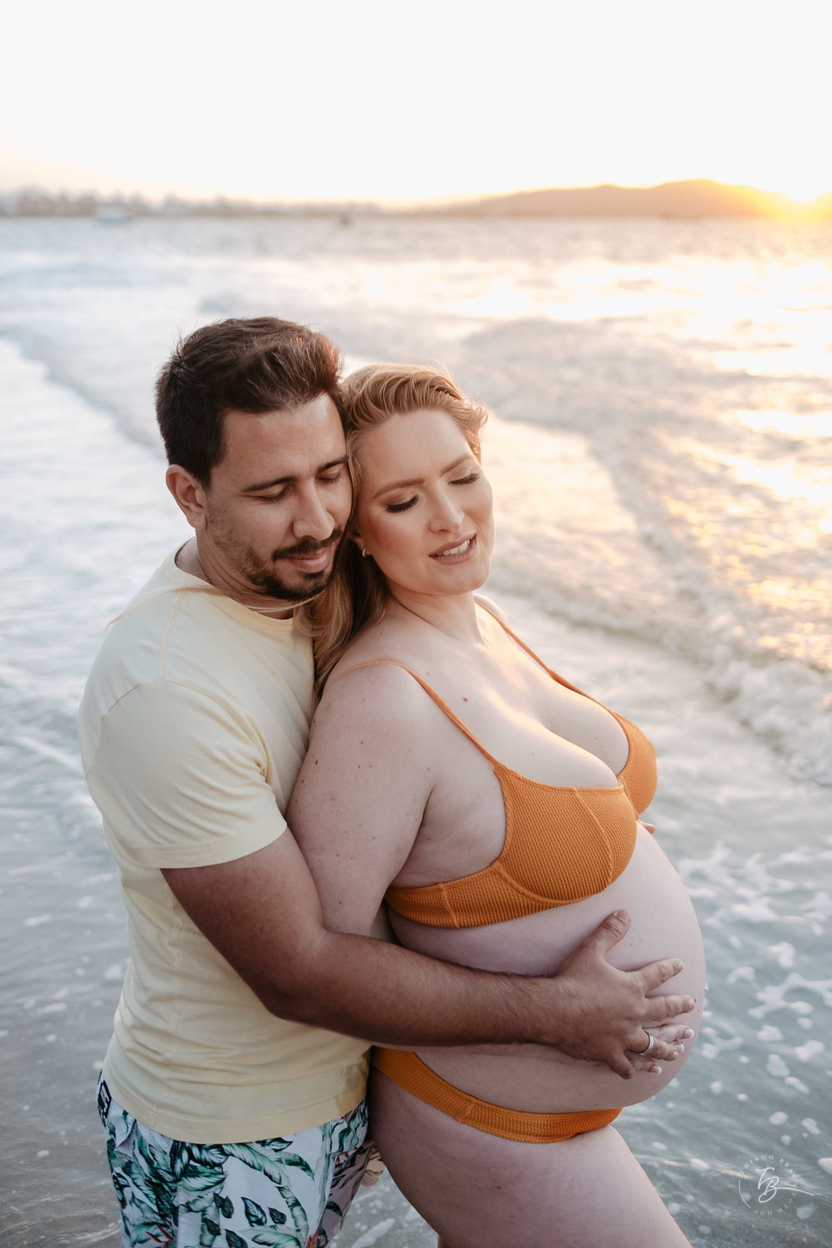 ensaio gestante da espera pelo Miguel, em um pô do Sol na praia de Canasjurê em Florianópolis/Sc por Thiago Braga fotografia. 