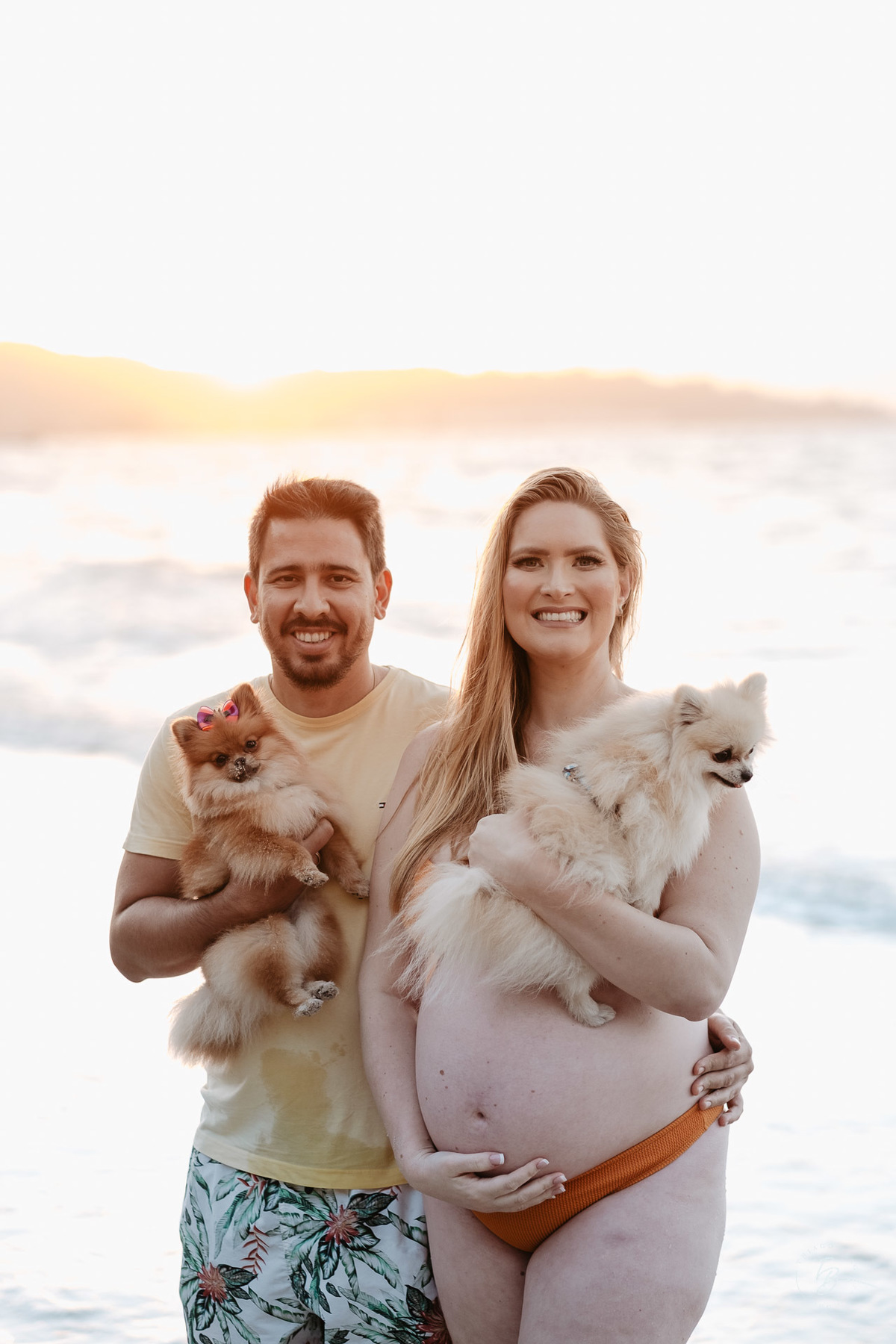 ensaio gestante da espera pelo Miguel, em um pô do Sol na praia de Canasjurê em Florianópolis/Sc por Thiago Braga fotografia. 