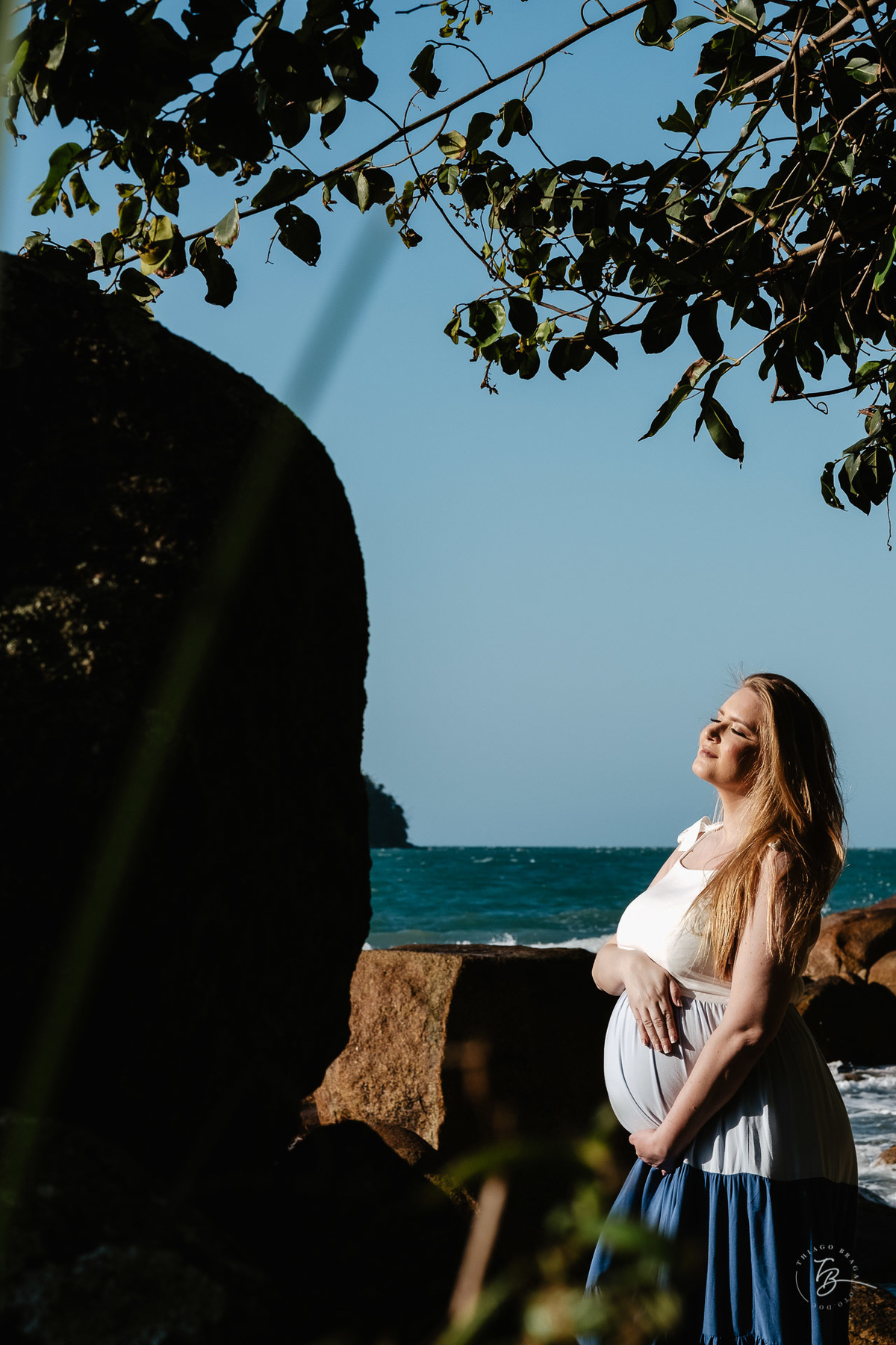 ensaio gestante da espera pelo Miguel, em um pô do Sol na praia de Canasjurê em Florianópolis/Sc por Thiago Braga fotografia. 