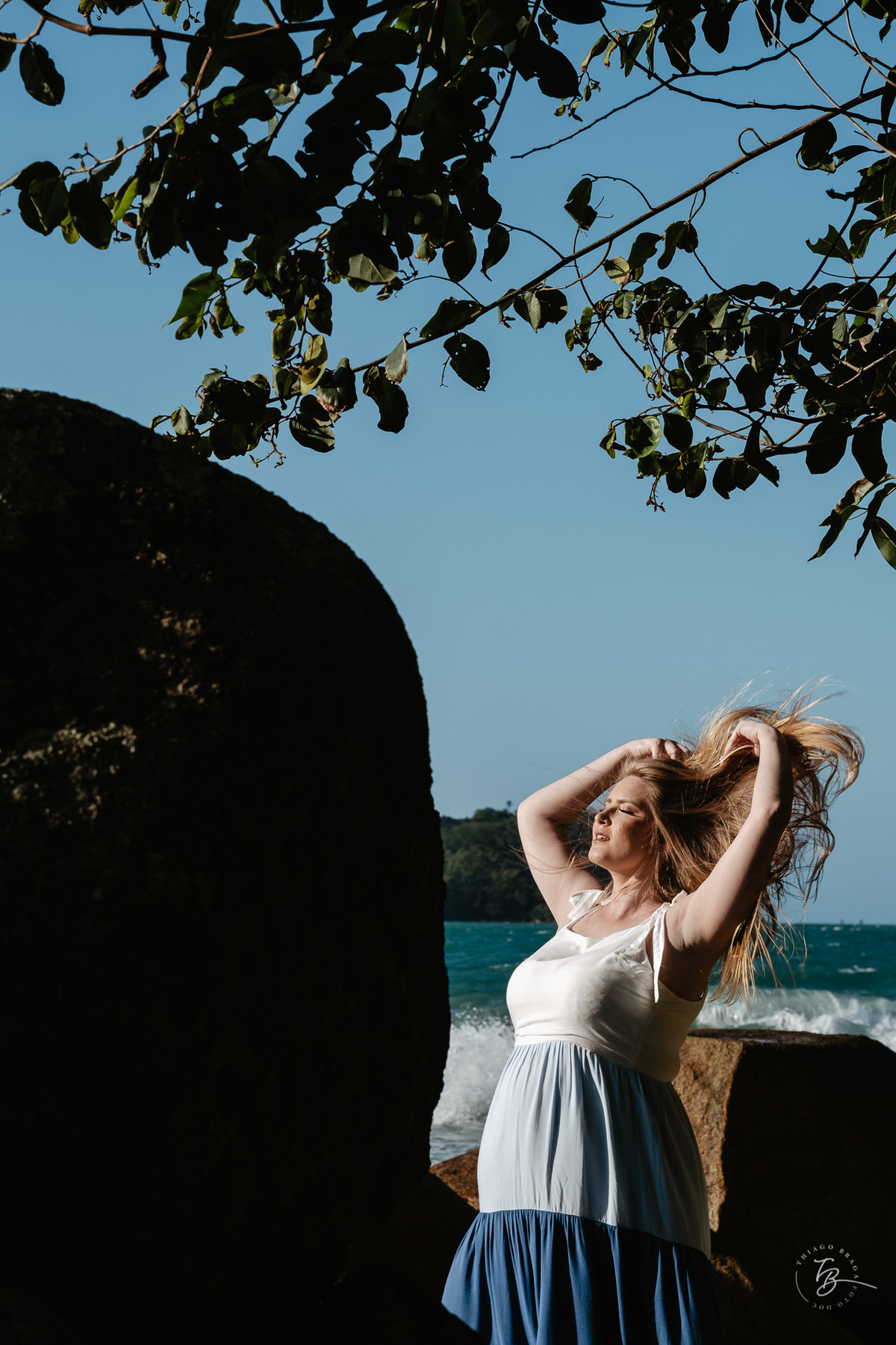 ensaio gestante da espera pelo Miguel, em um pô do Sol na praia de Canasjurê em Florianópolis/Sc por Thiago Braga fotografia. 