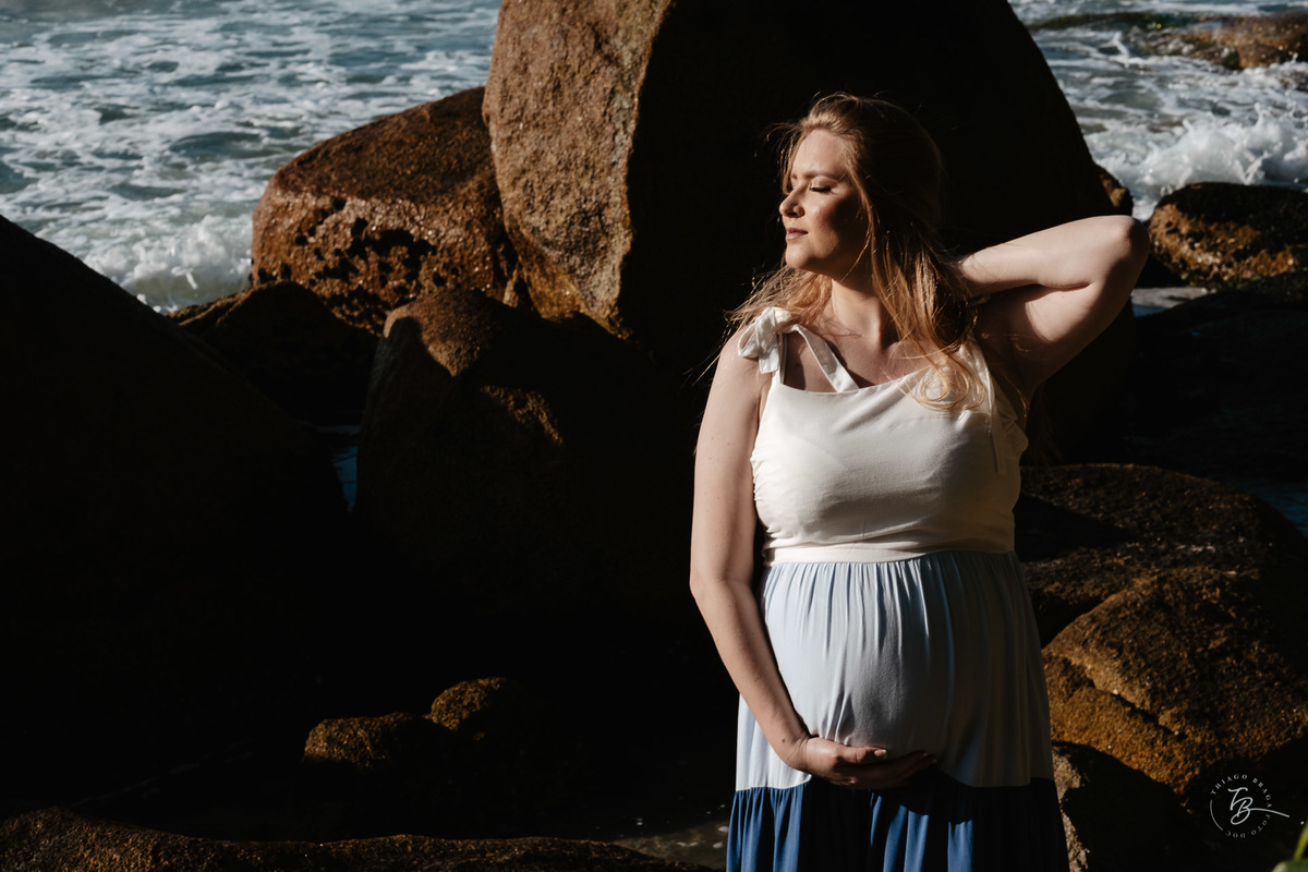 ensaio gestante da espera pelo Miguel, em um pô do Sol na praia de Canasjurê em Florianópolis/Sc por Thiago Braga fotografia. 