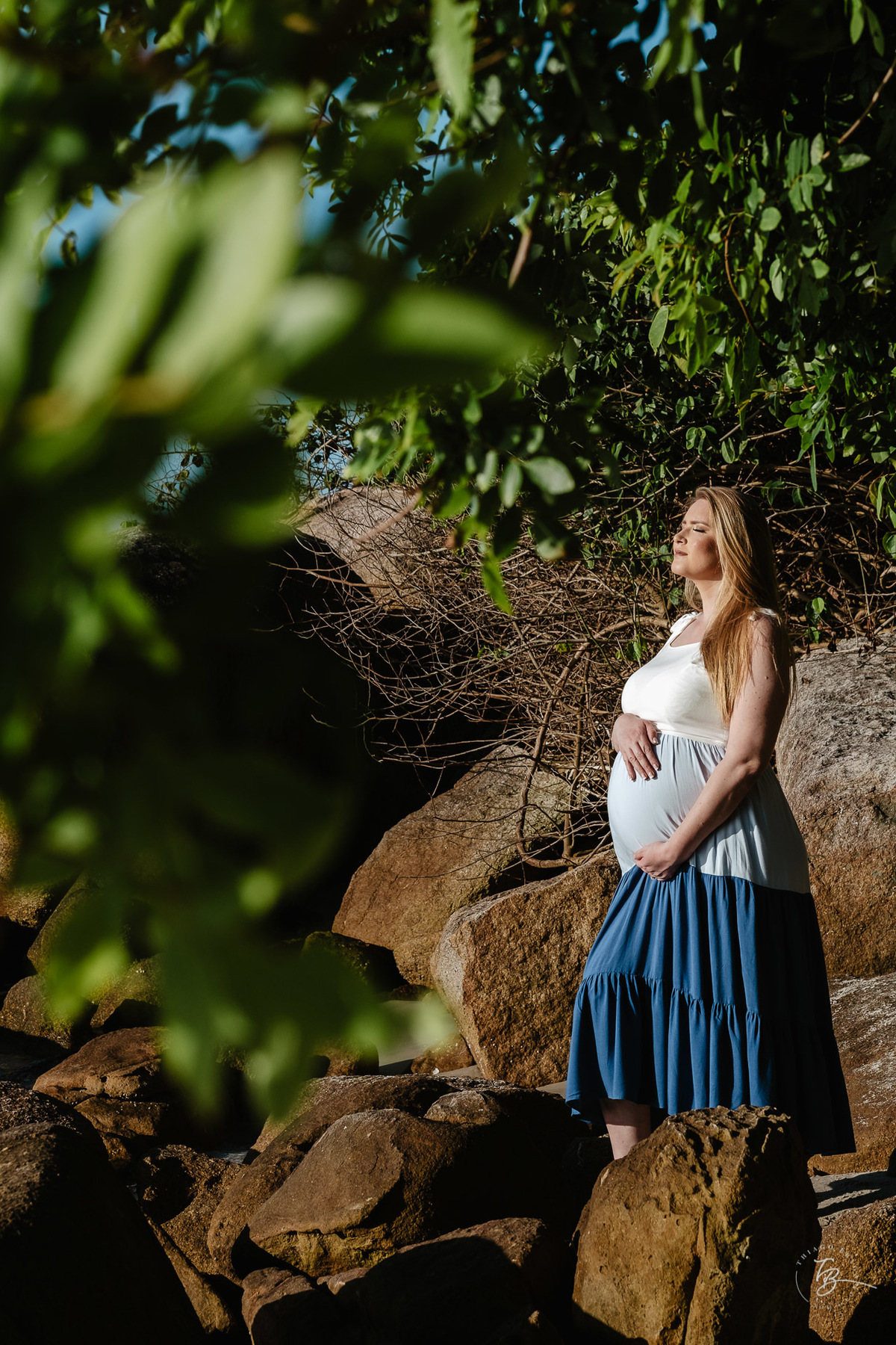 ensaio gestante da espera pelo Miguel, em um pô do Sol na praia de Canasjurê em Florianópolis/Sc por Thiago Braga fotografia. 