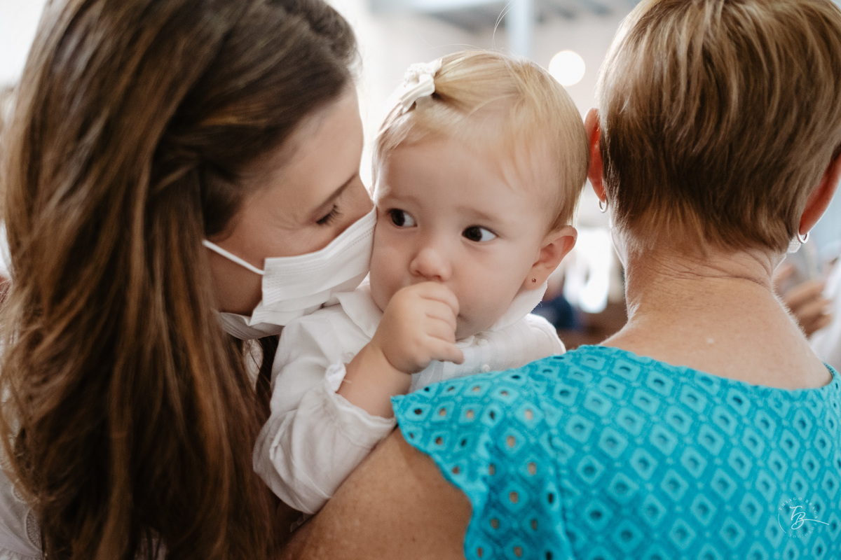 O dia do batizado da Manuela, na igreja da Lagoa da Conceição em Florianópolis, por Thiago Braga Fotografia