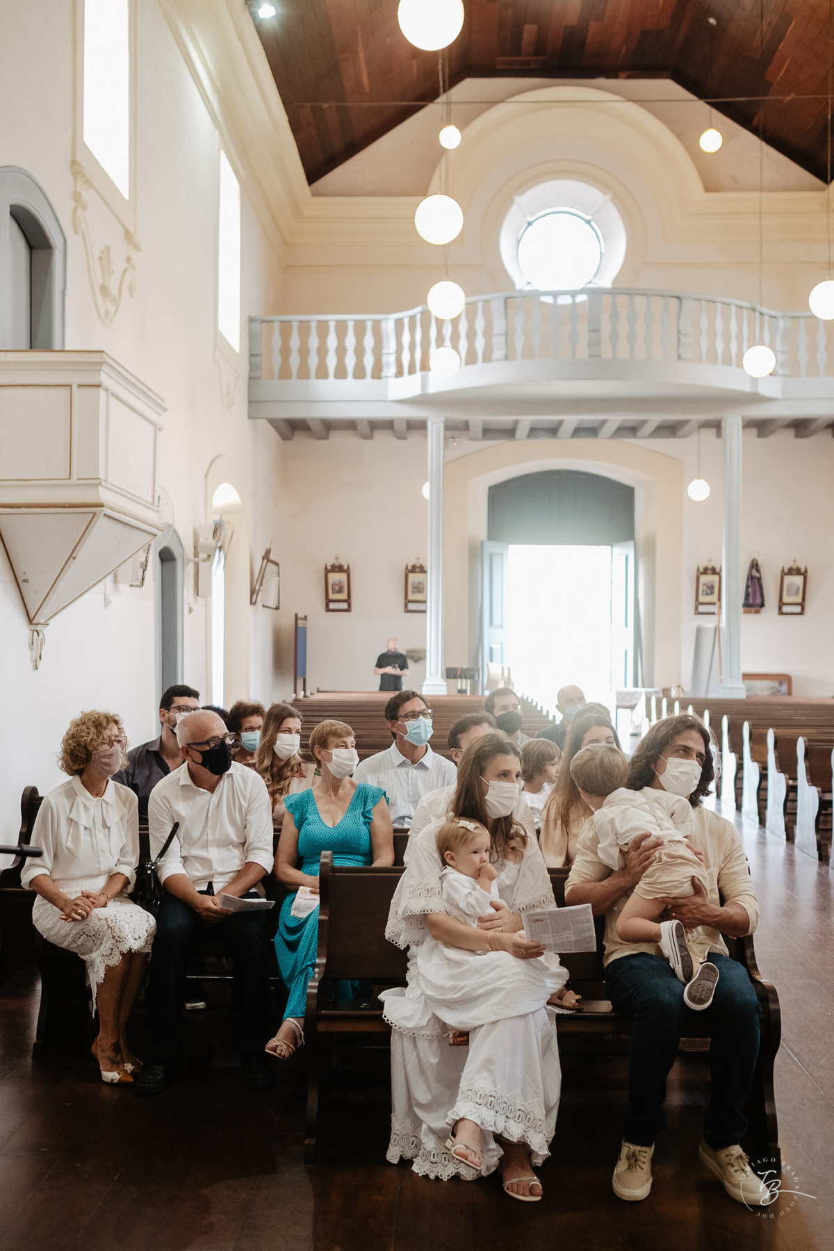 O dia do batizado da Manuela, na igreja da Lagoa da Conceição em Florianópolis, por Thiago Braga Fotografia