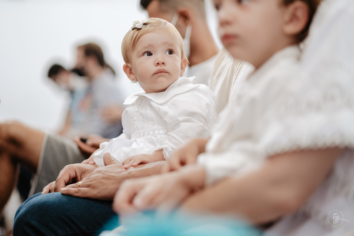 O dia do batizado da Manuela, na igreja da Lagoa da Conceição em Florianópolis, por Thiago Braga Fotografia