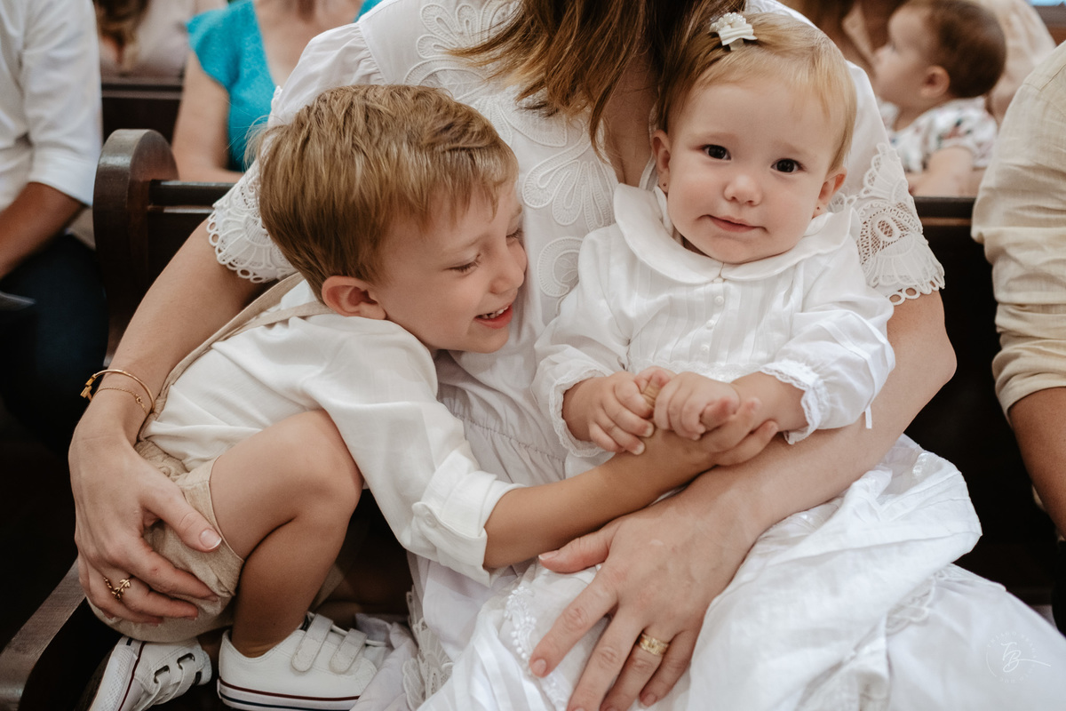 O dia do batizado da Manuela, na igreja da Lagoa da Conceição em Florianópolis, por Thiago Braga Fotografia