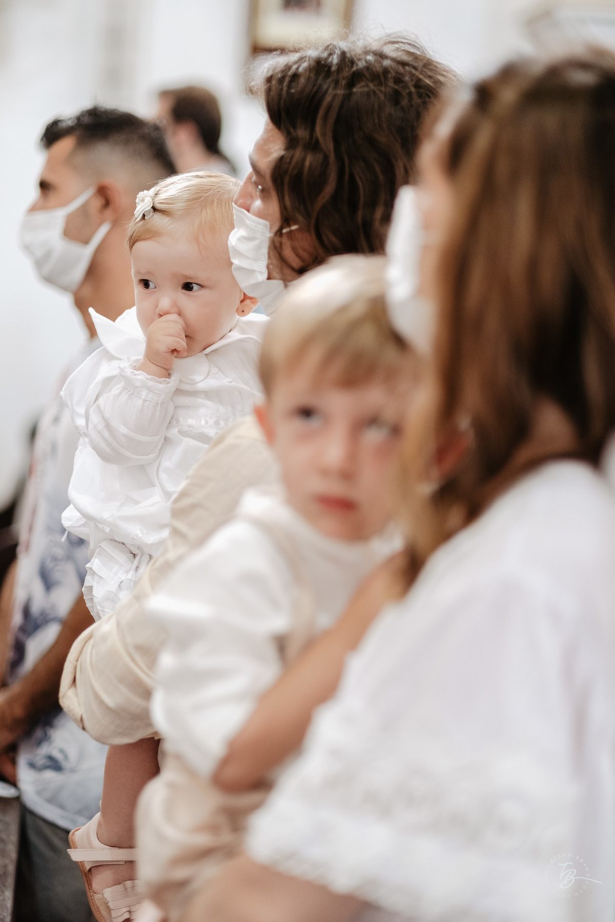 O dia do batizado da Manuela, na igreja da Lagoa da Conceição em Florianópolis, por Thiago Braga Fotografia