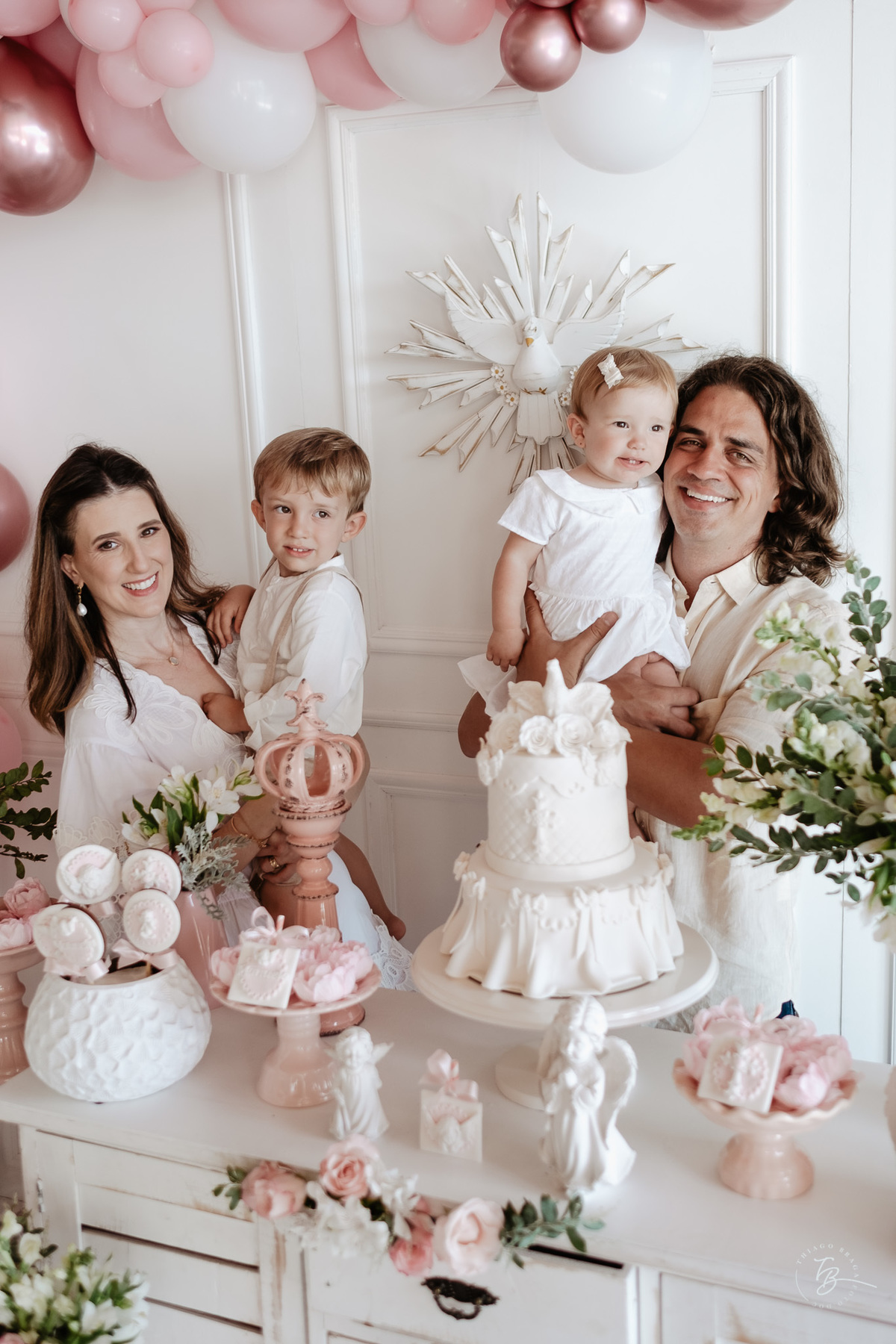 O dia do batizado da Manuela, na igreja da Lagoa da Conceição em Florianópolis, por Thiago Braga Fotografia