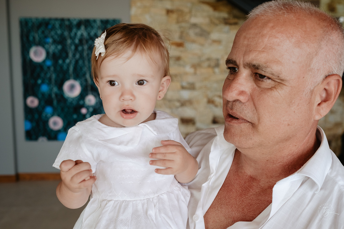 O dia do batizado da Manuela, na igreja da Lagoa da Conceição em Florianópolis, por Thiago Braga Fotografia