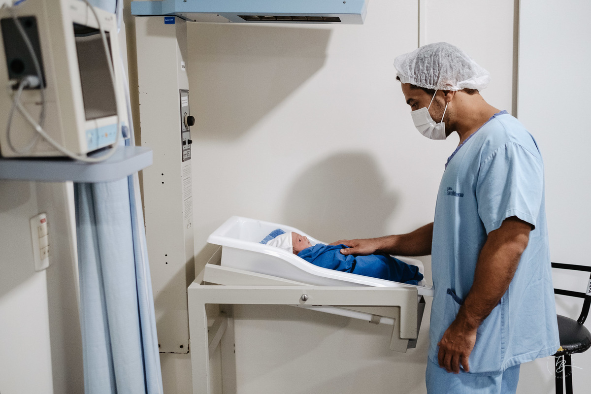 nascimento do Pedro, cesárea após indução na Clínica e Maternidade Santa Helena em Florianópolis, por Thiago Braga Fotografia. 