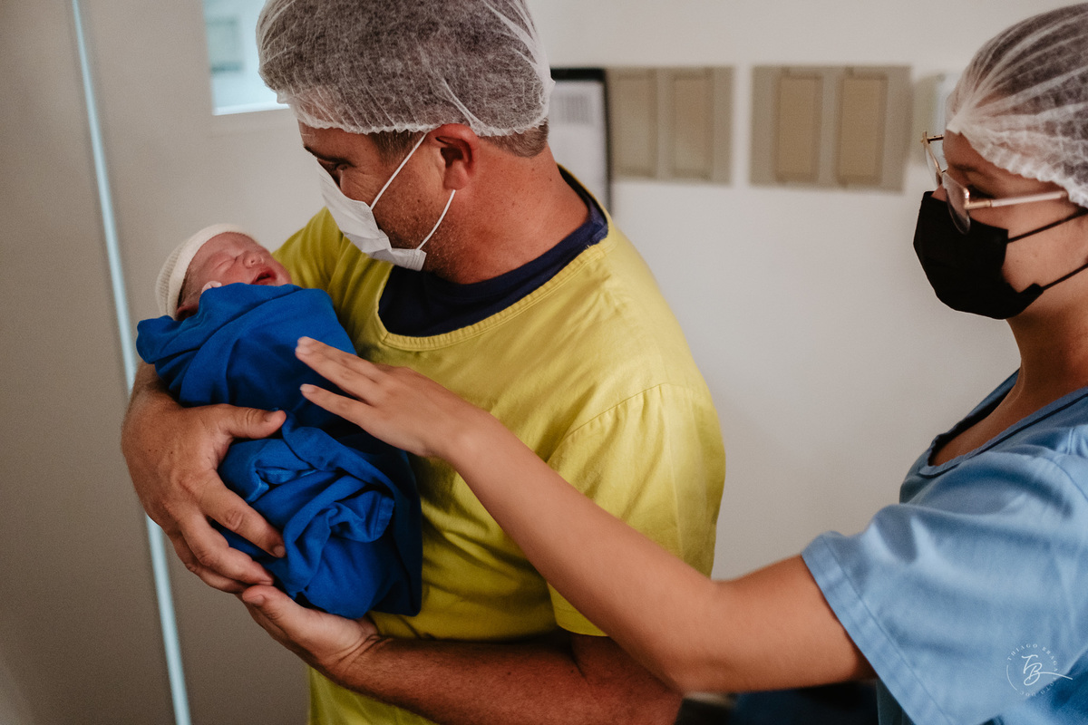 O dia do nascimento do Henry, por Thiago Braga Fotografia. Parto na maternidade Santa Helena em Florianópolis. 