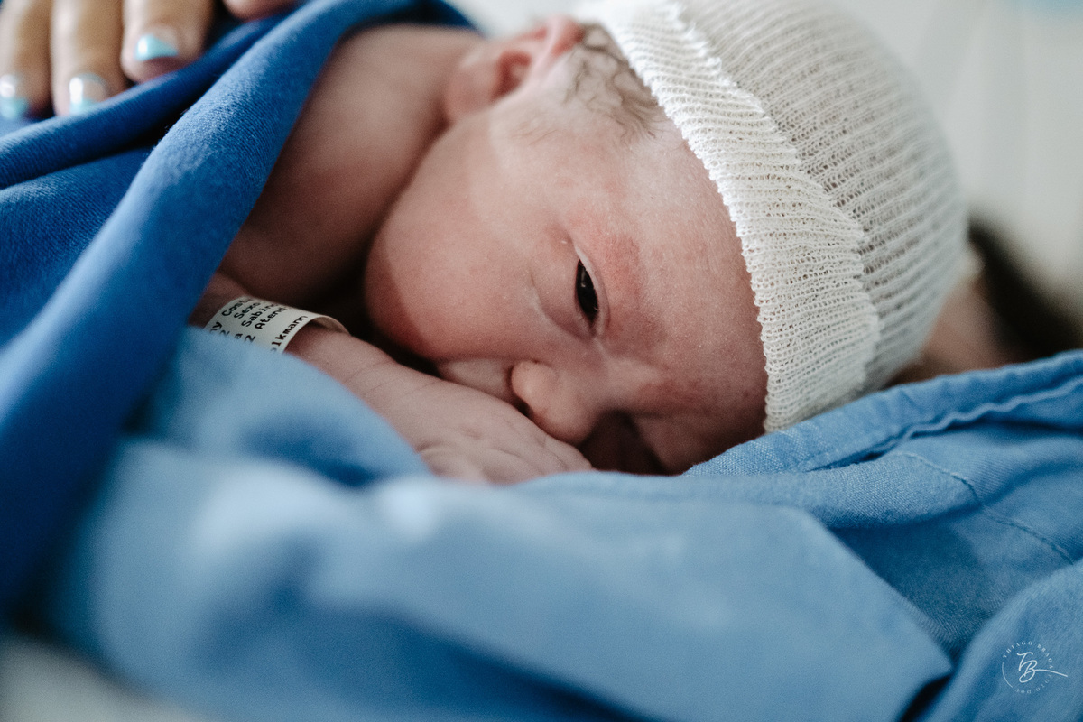 O dia do nascimento do Henry, por Thiago Braga Fotografia. Parto na maternidade Santa Helena em Florianópolis. 