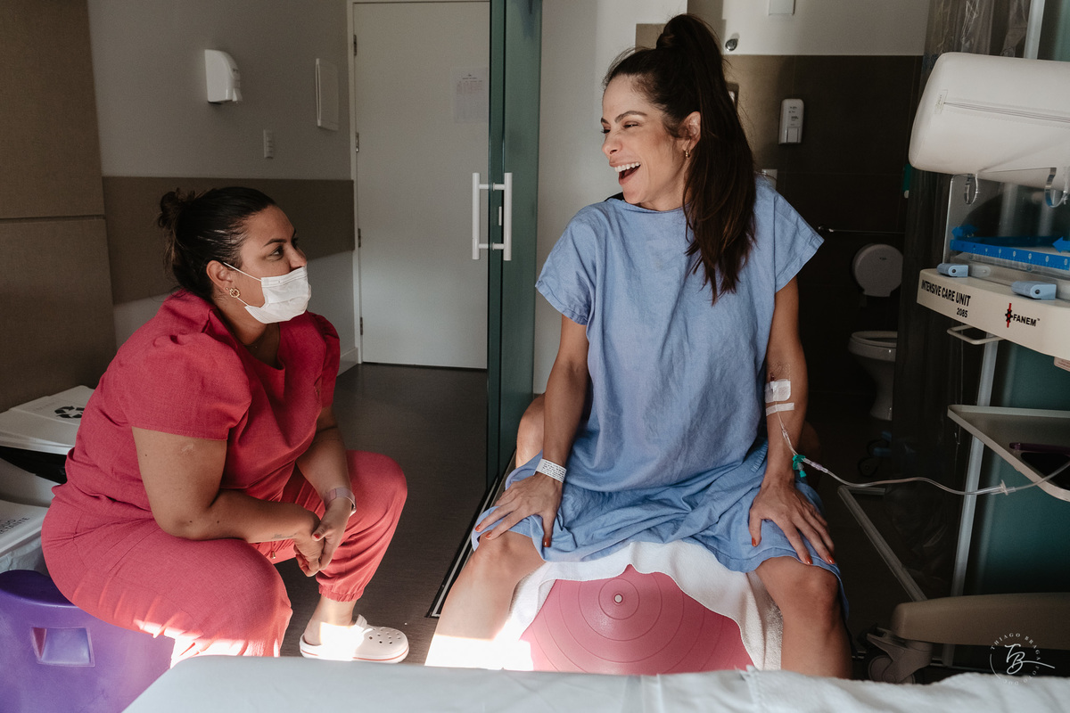 Parto normal, na maternidade Santa Helena em Florianópolis, por Thiago Braga Fotografia.