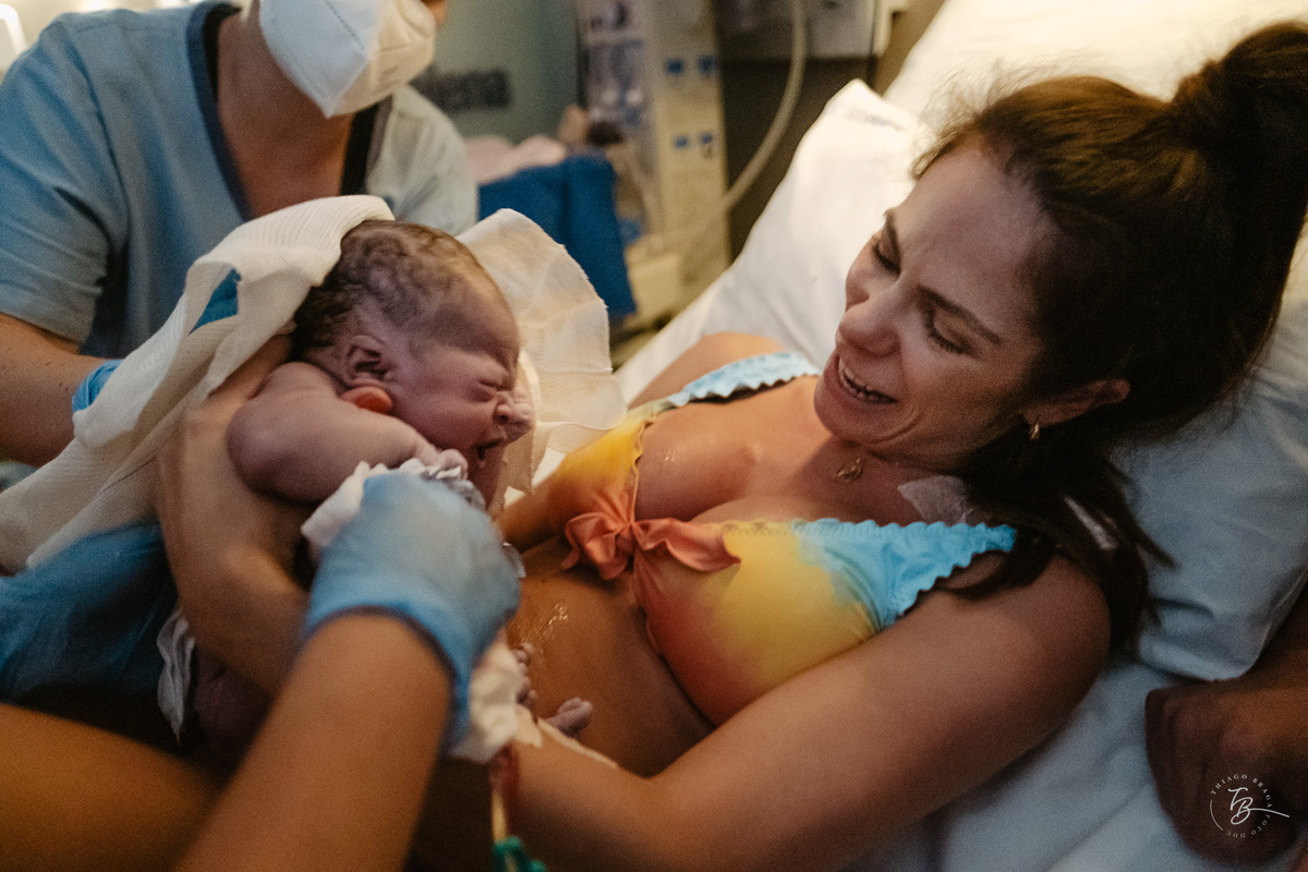 Parto normal, na maternidade Santa Helena em Florianópolis, por Thiago Braga Fotografia.