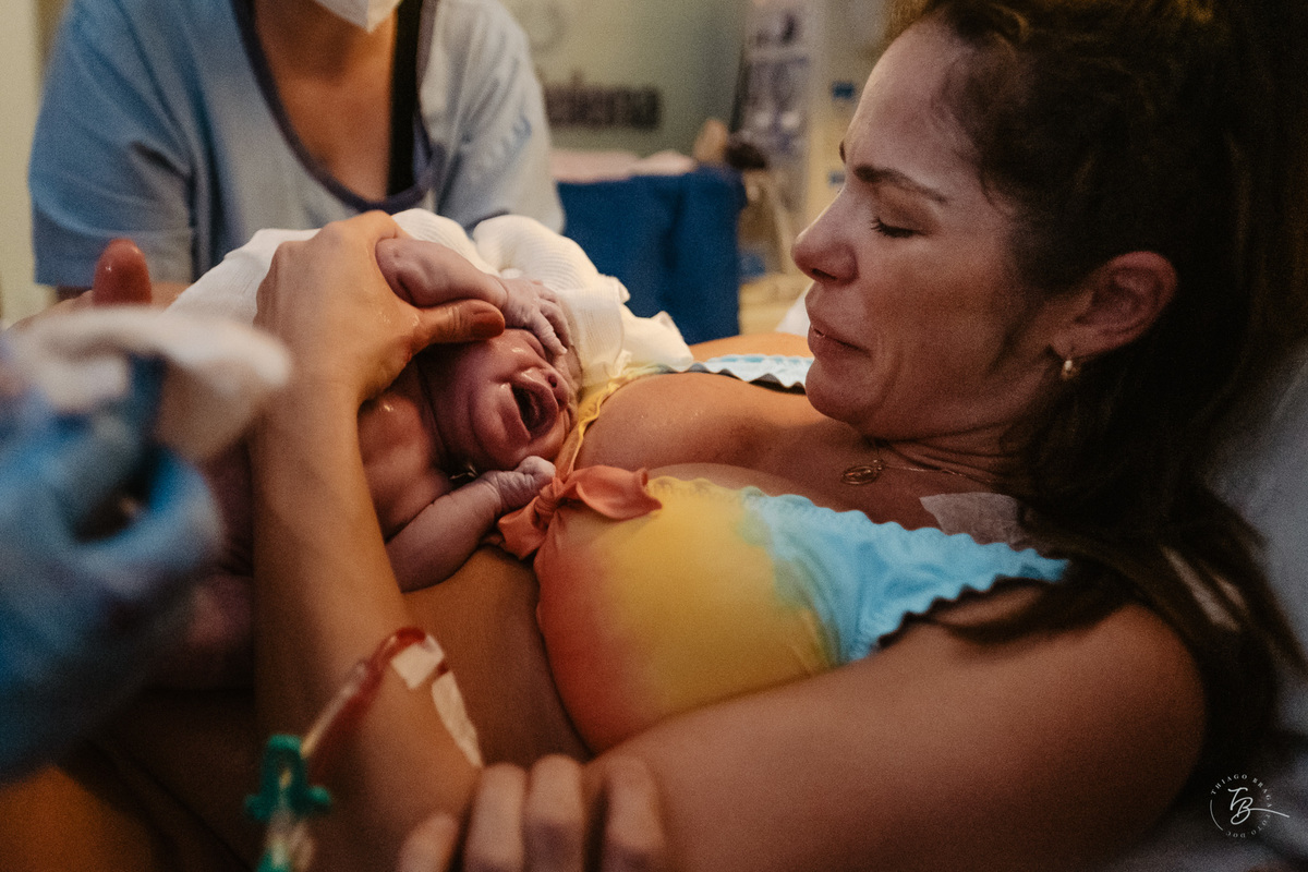 Parto normal, na maternidade Santa Helena em Florianópolis, por Thiago Braga Fotografia.