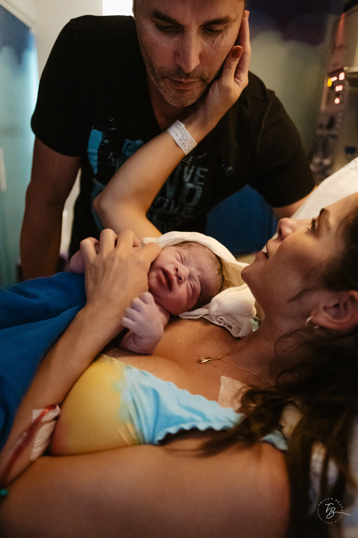 Parto normal, na maternidade Santa Helena em Florianópolis, por Thiago Braga Fotografia.