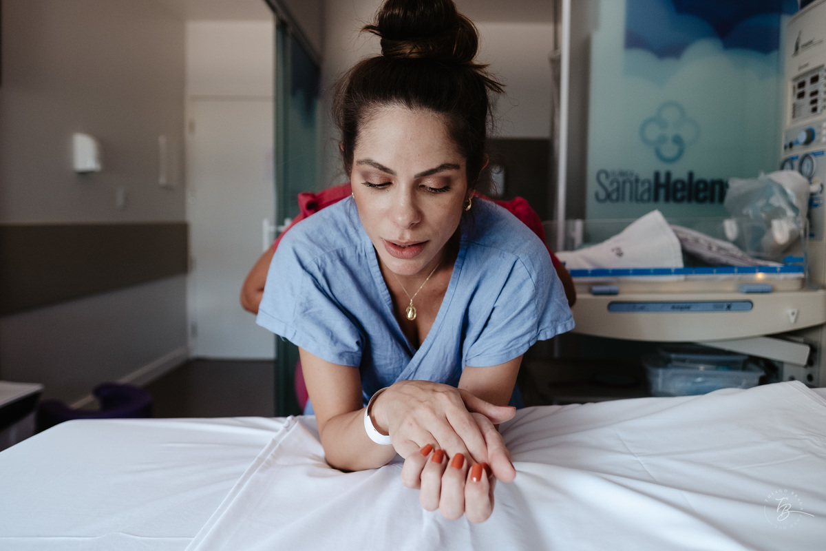 Parto normal, na maternidade Santa Helena em Florianópolis, por Thiago Braga Fotografia.
