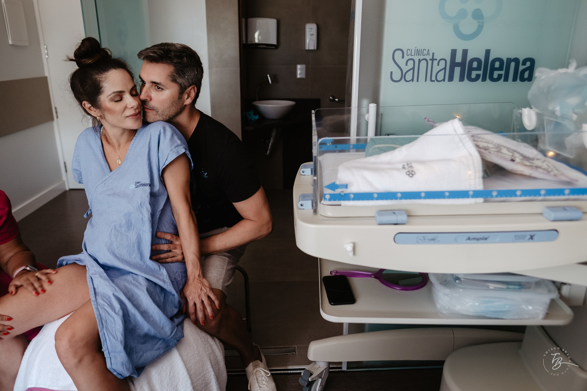 Parto normal, na maternidade Santa Helena em Florianópolis, por Thiago Braga Fotografia.