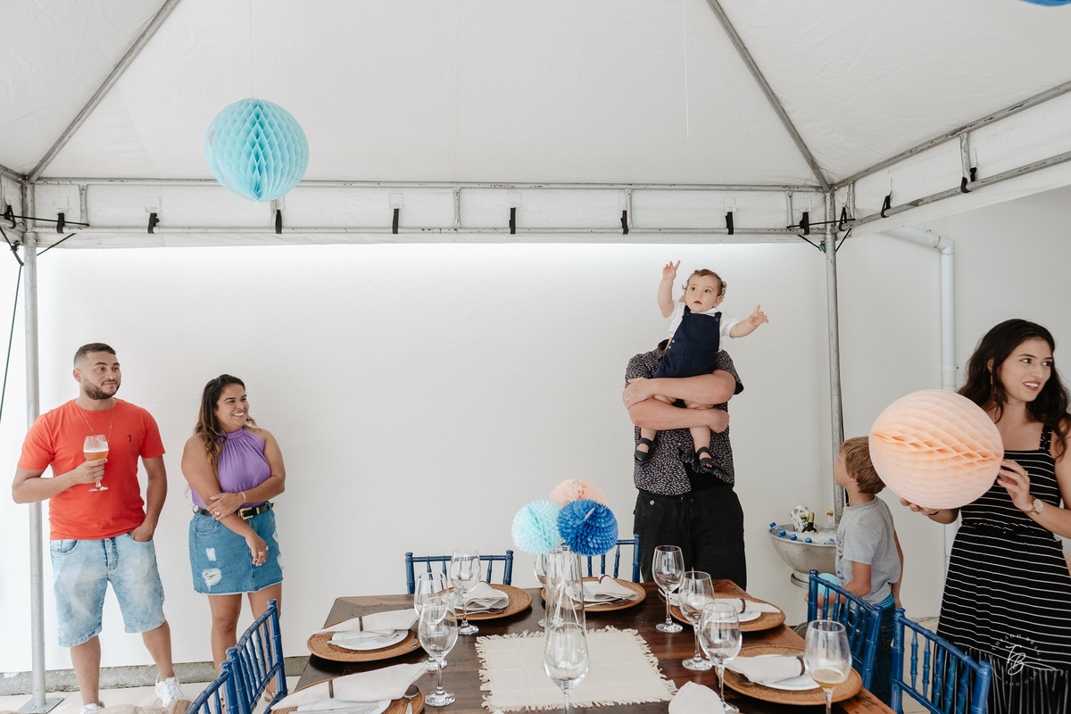 aniversário intimista, em casa, por Thiago Braga. Fotografia documental de aniversário. 